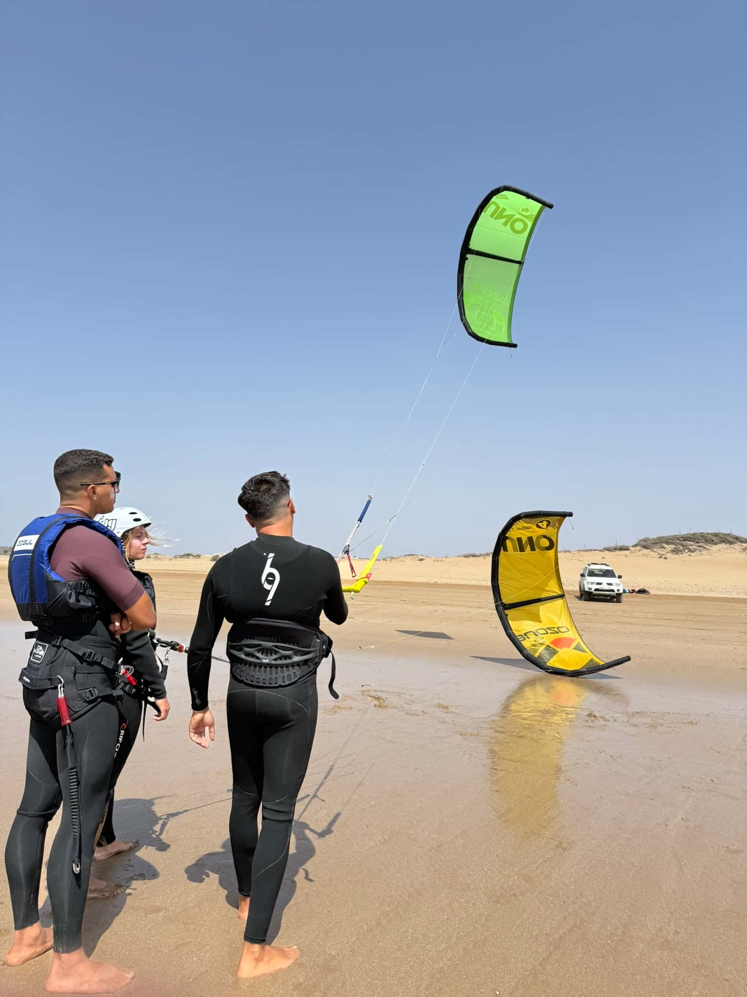 Surfista surfeando una ola turquesa en Essaouira bajo cielo despejado