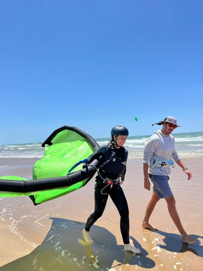 Surfista en una ola rompiendo en Essaouira con cielo nublado