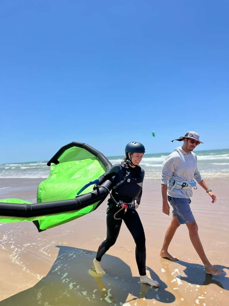 Surfista en una ola rompiendo en Essaouira con cielo nublado