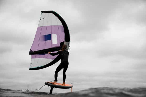 Kitesurfista surfeando una ola con spray en Essaouira
