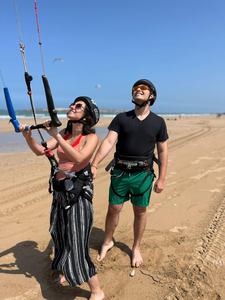 Deux élèves kitesurf avec casques sur la plage d’Essaouira — pack école