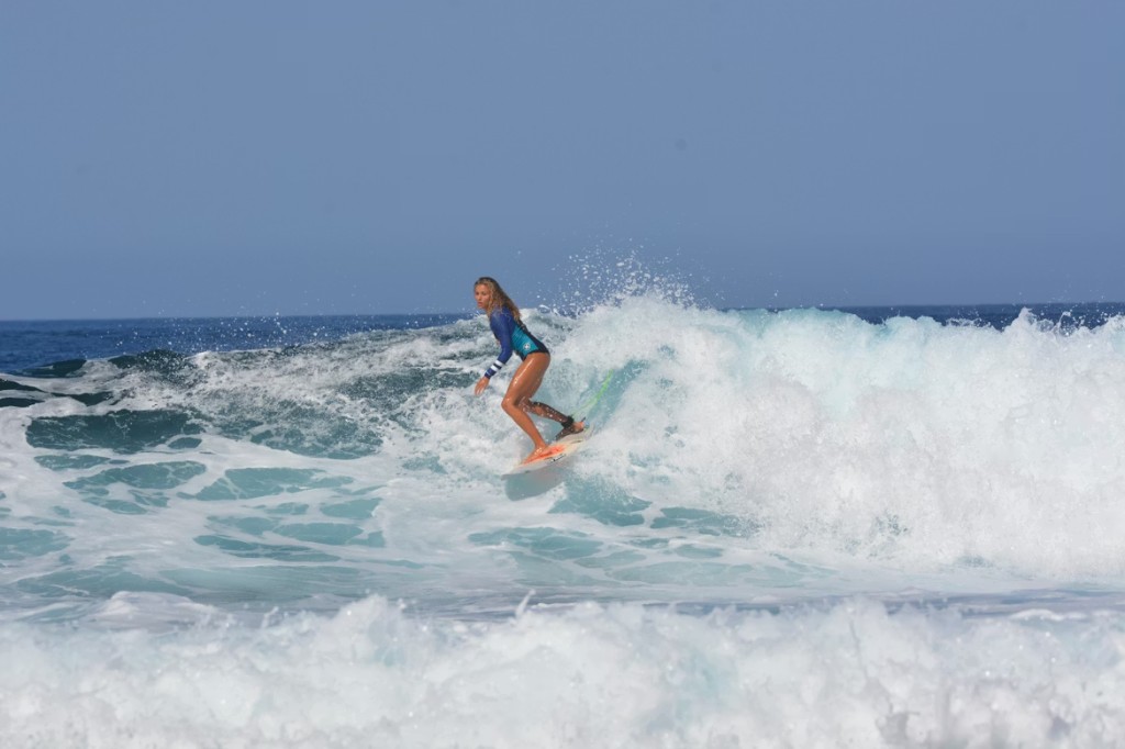 Surfeuse sur une vague à Essaouira — choisir la bonne durée de forfait