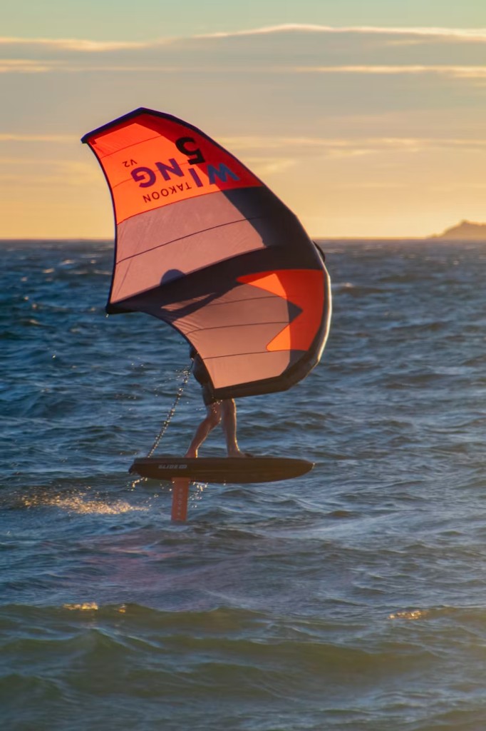 Wingfoileur au coucher du soleil sur la baie d’Essaouira — choisir nuits et heures de forfait